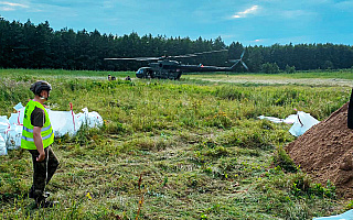 Uszkodzone wały i zalane pola. Trwa walka z wodą w gminach Rychliki i Markusy Uszkodzone wały i zalane pola. Trwa walka z wodą w gminach Rychliki i Markusy